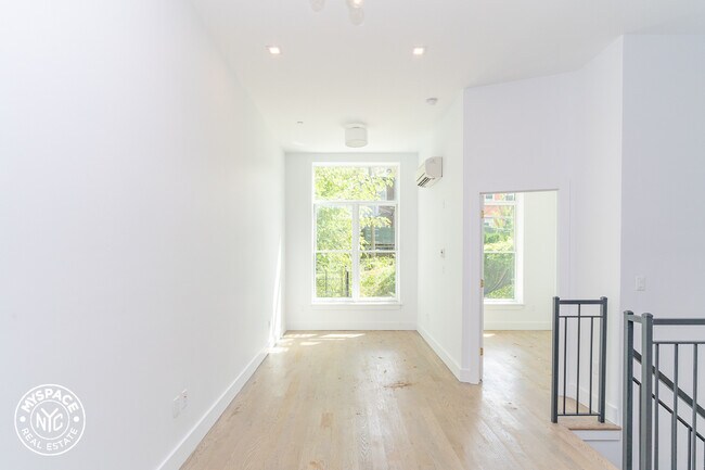 Building Photo - 424 Gates Ave