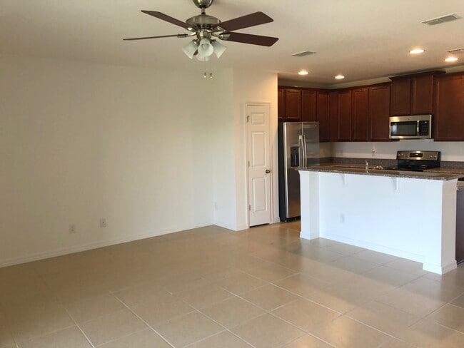 Building Photo - 200 Primrose Dr