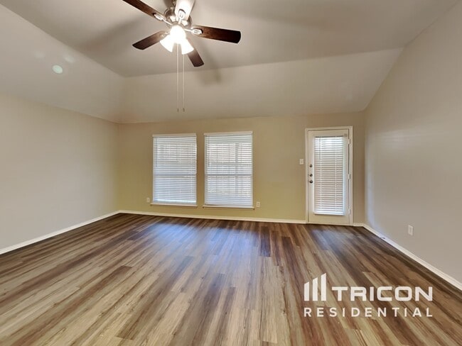 Building Photo - 834 San Jacinto Dr