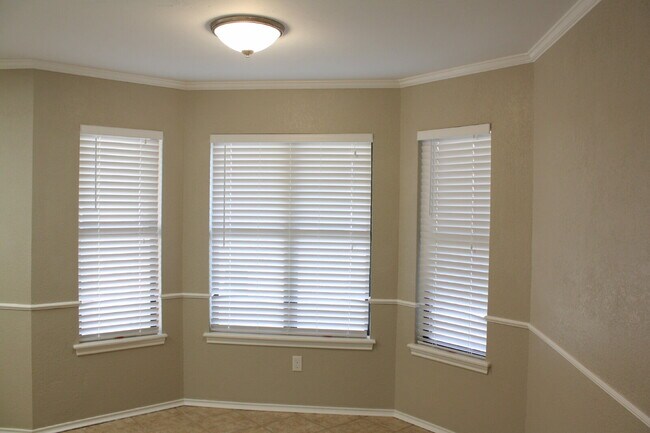 Foto del edificio - Beautiful Home Located On A Cul-De-Sac!