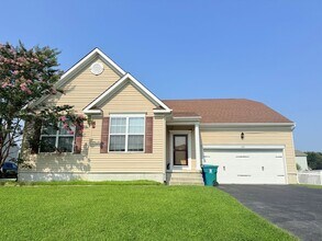 Building Photo - 214 Redstone Ct