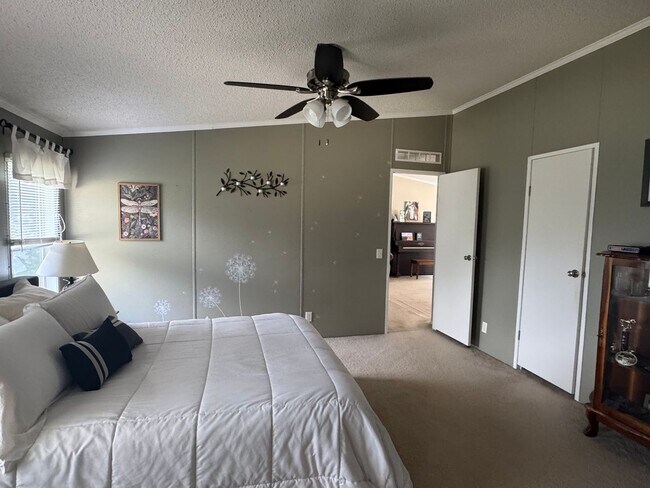 Foto del edificio - Spacious 3-Bedroom Home with Fenced Lot an...