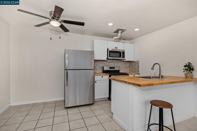 Foto del edificio - 1926 Alcatraz Ave