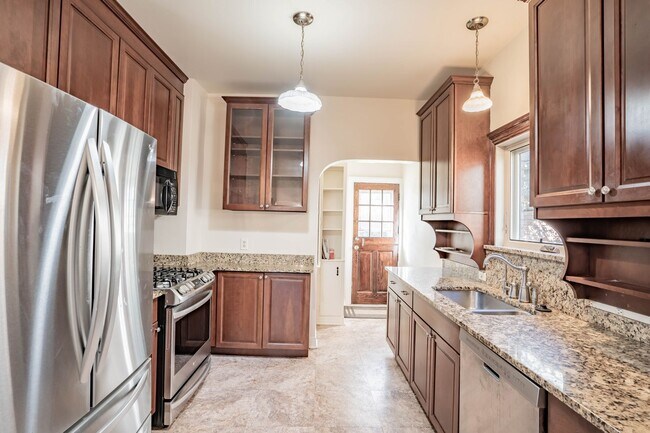 Foto del edificio - $1000 off first months rent!  Prime locati...