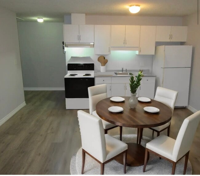 Large kitchen and dinette - 31 Queen St E