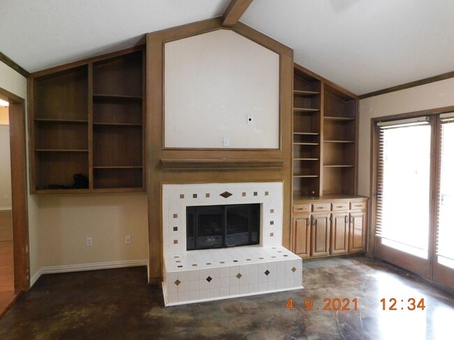 Building Photo - WEST SHERMAN 3/2/2 LARGE FENCED YARD!