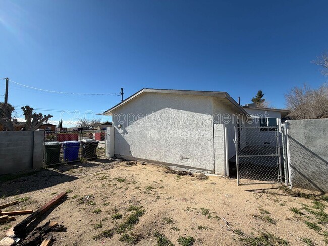 Foto del edificio - 16280 Lorene Dr