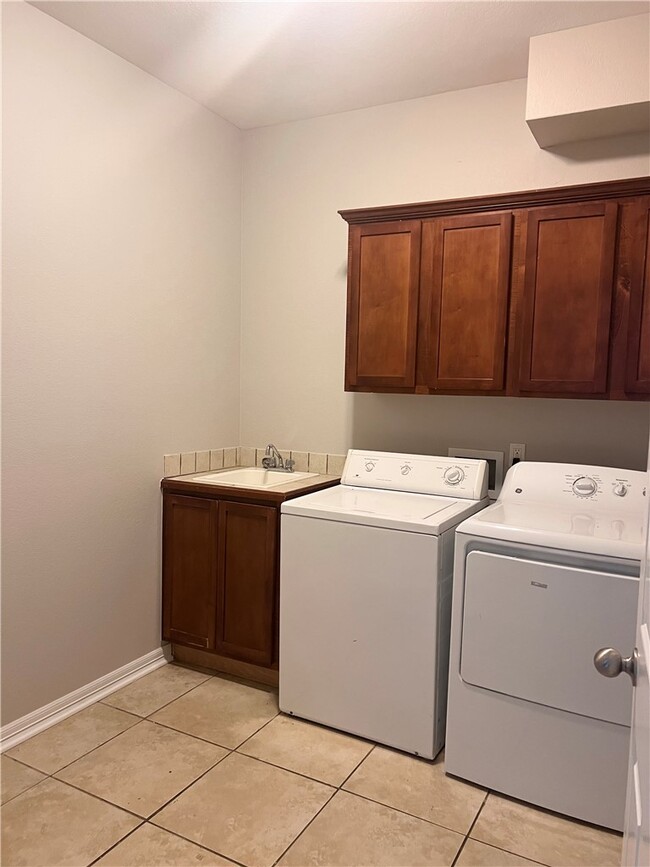 Building Photo - 564 S Pierremont Dr