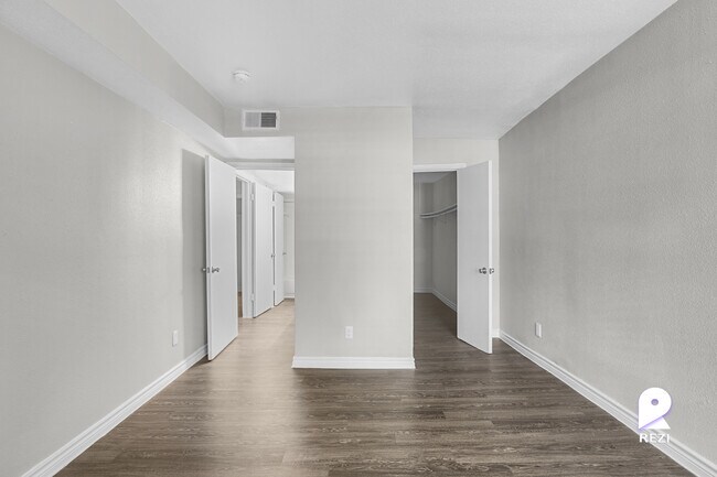 Building Photo - 4400 Memorial Dr