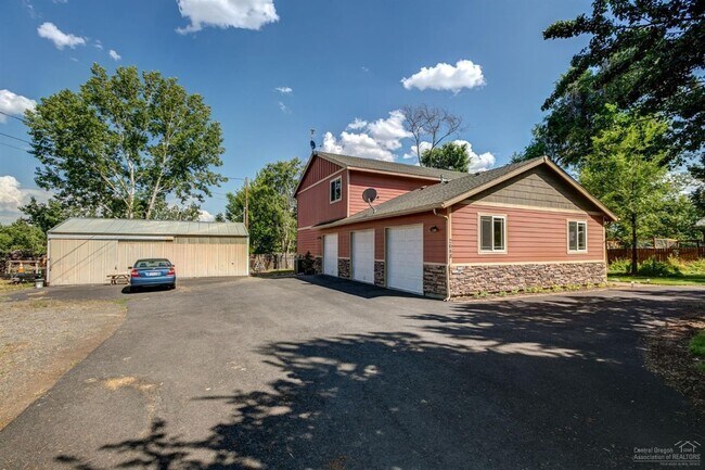 Building Photo - Beautiful & Inviting SW Redmond Home w/ At...