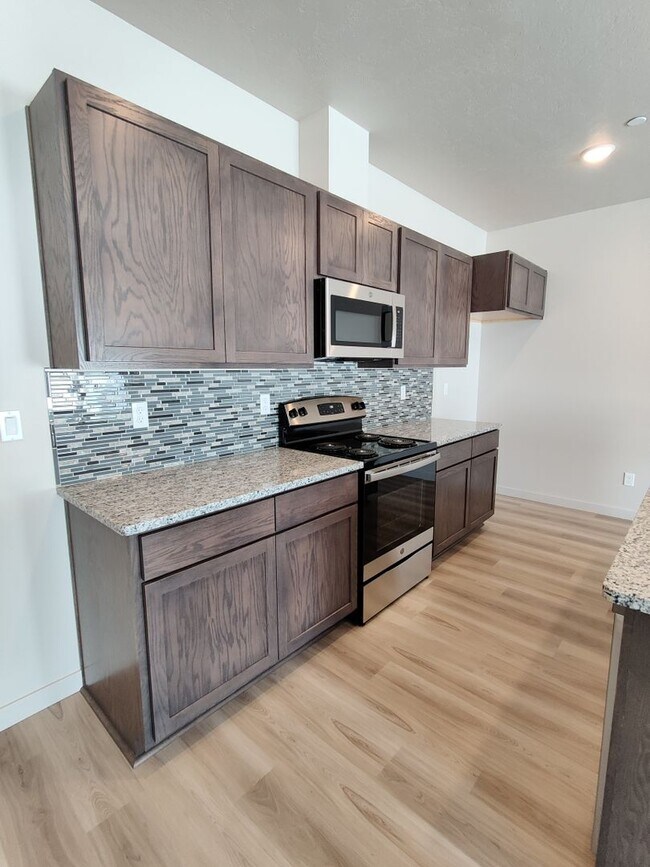 Building Photo - Newer Townhouse in Kennewick for Rent