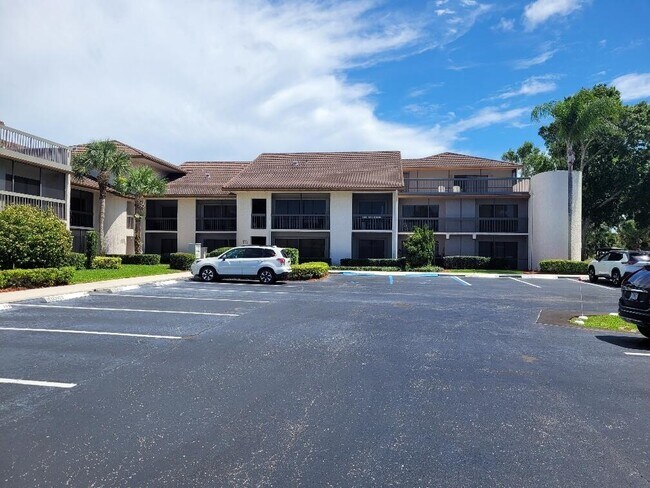 Building Photo - 3200 Twin Lakes Terrace