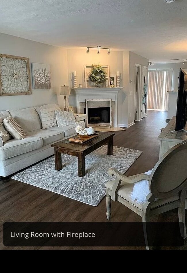 Building Photo - "Charming 2-Bed Oasis with 2.5 Baths in Nashville's Heart - 1,234 Sq Ft of Comfort!" End Unit. Cl...