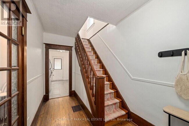 Photo du bâtiment - 94 Briscoe St E