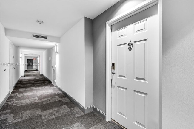 Building Photo - 1155 Brickell Bay Dr