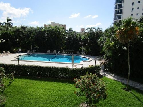 Building Photo - 1000 Lowry St