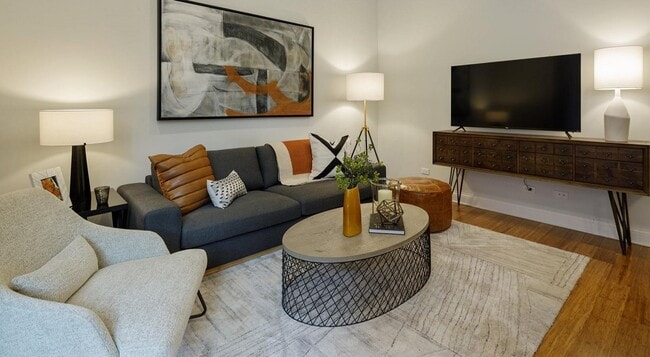 Photo - 15 S Aberdeen St (Chicago, IL) Apartment