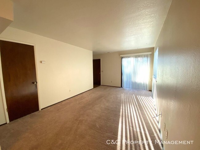 Foto del edificio - Two Bedroom Townhouse In Monterey