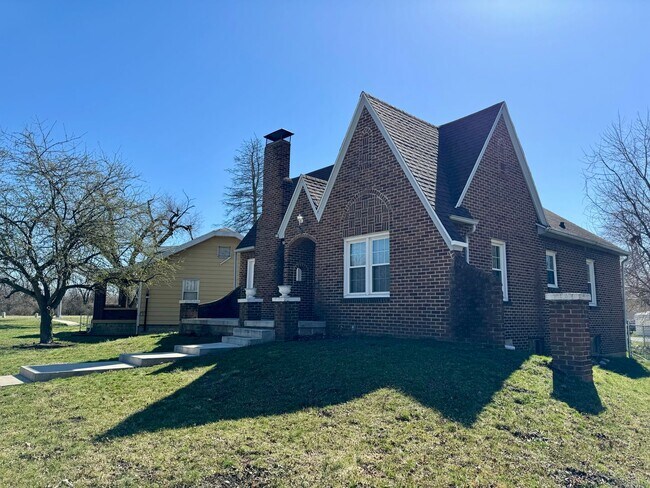 Foto del edificio - Charming  2-bedroom, 1-bathroom Storybook Cottage Awaits!