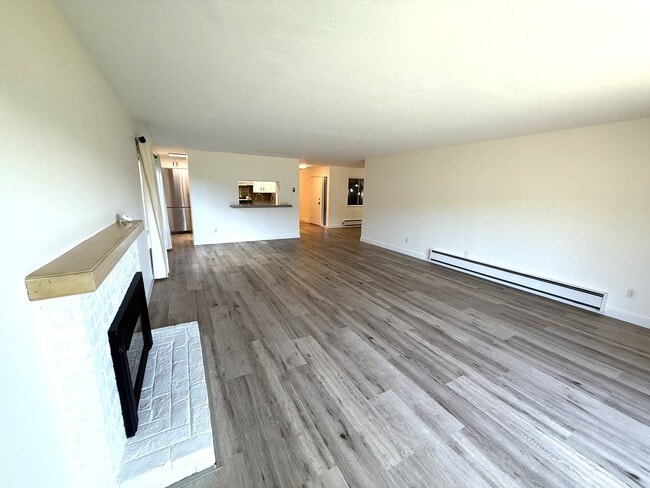 Foto del edificio - LARGE UPDATED TWO BEDROOM / TWO BATHROOM G...