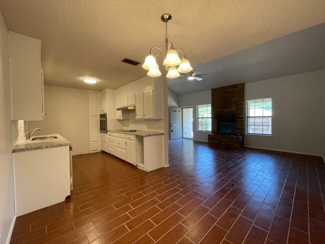 Building Photo - AVAILABLE NOW 2 BED 2 BATH TOWNHOME IN CLE...