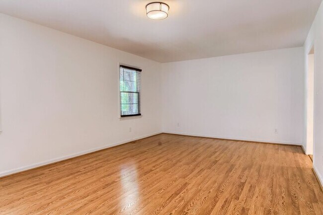 Building Photo - 213 Rosehaven Dr