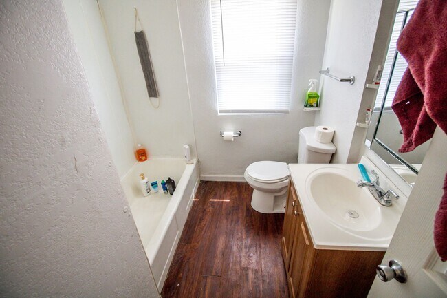 Foto del edificio - 2 bedroom, 1 bath house in Waterloo