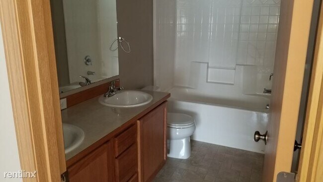 Building Photo - 3 br, 2.5 bath House - 1303 Pioneer Blvd