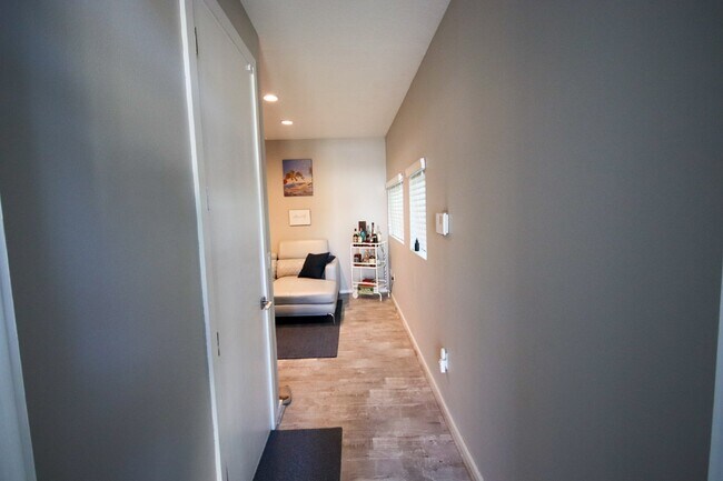 Building Photo - Fabulous 3 Story, 3 Bedroom 3 Bathroom Tow...