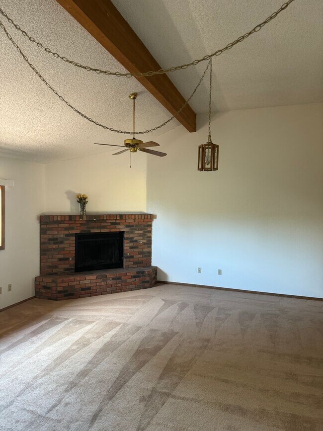 Building Photo - AVAILABLE SOON! Charming 2-Bedroom, 2-Bath...
