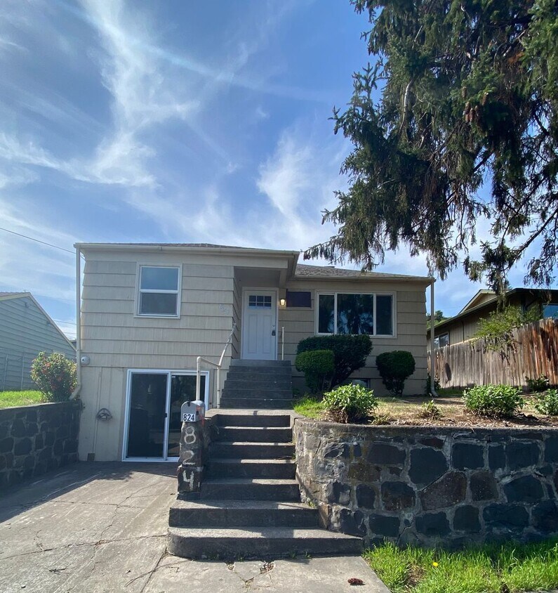 Foto principal - Charming 2 Bedroom 1 bath House! Large Bac...
