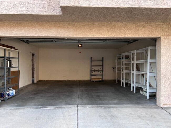 Foto del edificio - TWO BEDROOM CONDO WITH TWO CAR GARAGE IN H...
