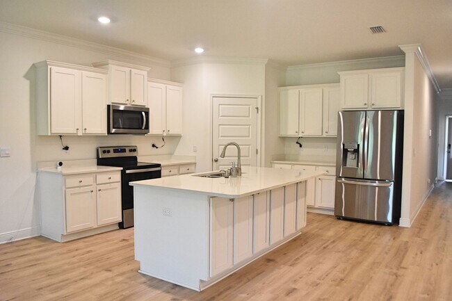Foto del edificio - Almost New Four Bedroom in Marina Village