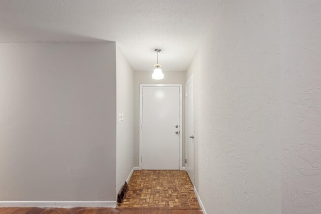 Building Photo - 7201 Dogwood Dr SW