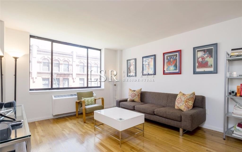 Primary Photo - 121 Reade St