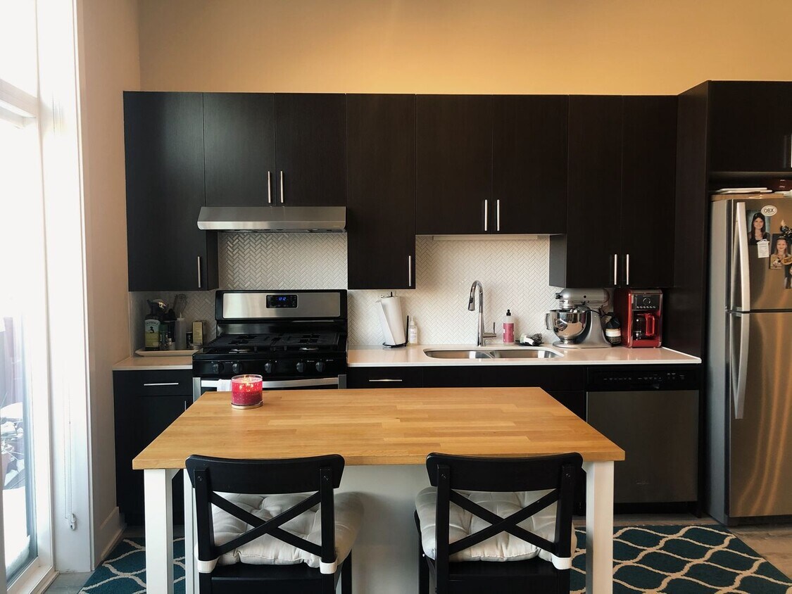 Foto principal - 933 W Belle Plaine Ave