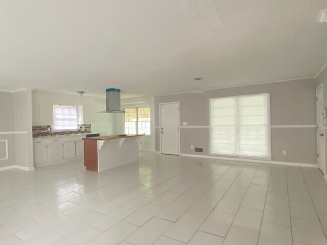 Building Photo - 1509 Pine Tree Dr
