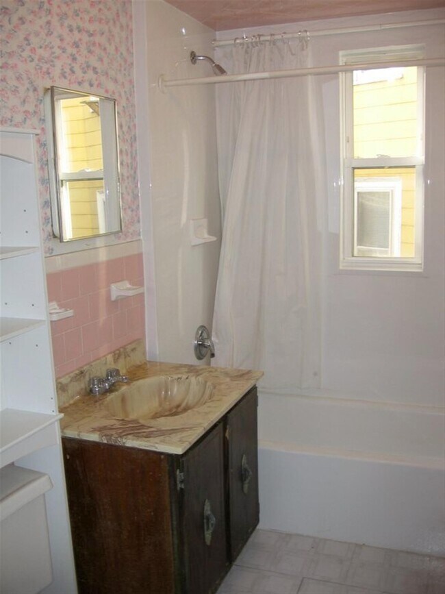 Building Photo - 76 Conwell Ave