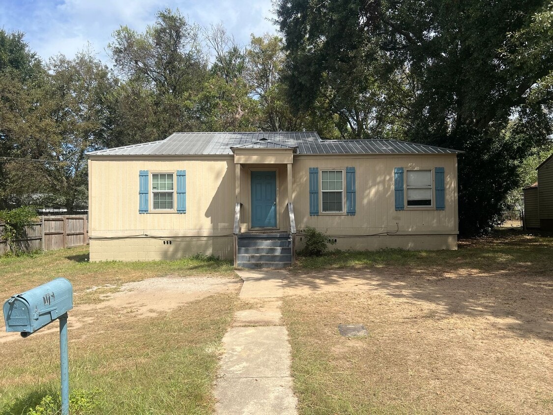 Photo - 405 26th Street E