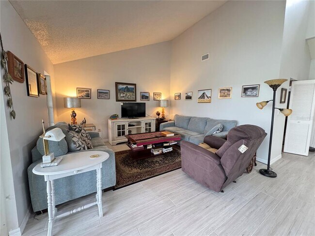 Foto del edificio - 5371 Crestlake Blvd