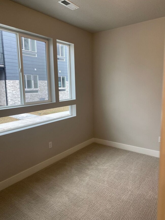 Building Photo - 2 WEEKS FREE - New 4 Bed 3 Bath Townhome Available mid-July in American Fork!