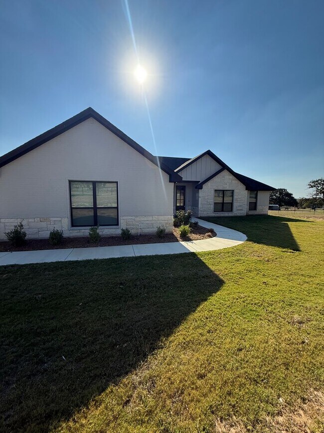 Foto del edificio - HORSE PROPERTY 4/2/2 + 4 acres in Peaster ISD- Horses welcome!