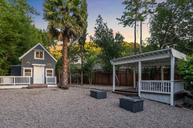 Foto del edificio - 300 Bear Oaks Ln