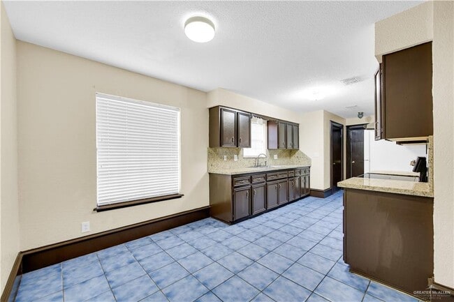 Building Photo - 17 Pin Oak Rd