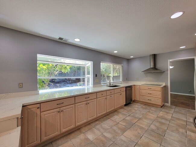 Building Photo - Spacious Beauty with Remodeled Kitchen and...