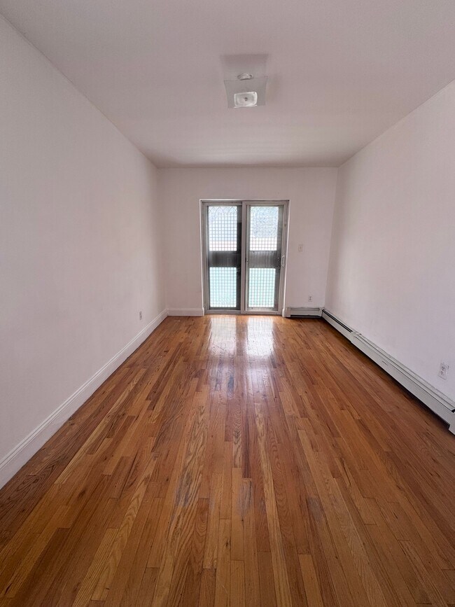 Foto del edificio - 72-38 Calamus Ave