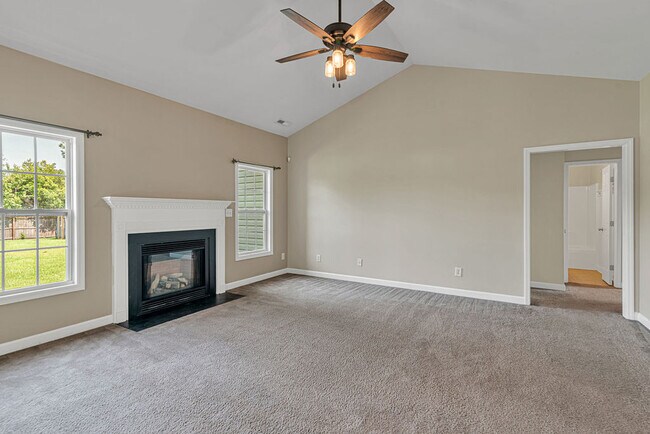 Foto del edificio - 238 Silver Hills Dr