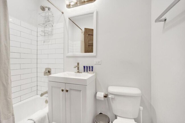 Building Photo - 1 bedroom in Chicago IL 60613