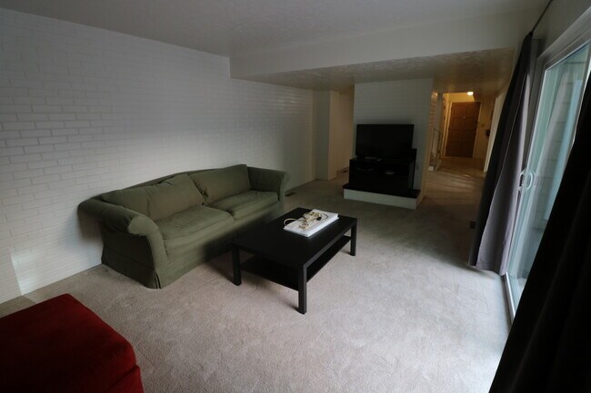 Foto del edificio - 4 Bedroom 3.5 Bathroom Townhome in Provo!