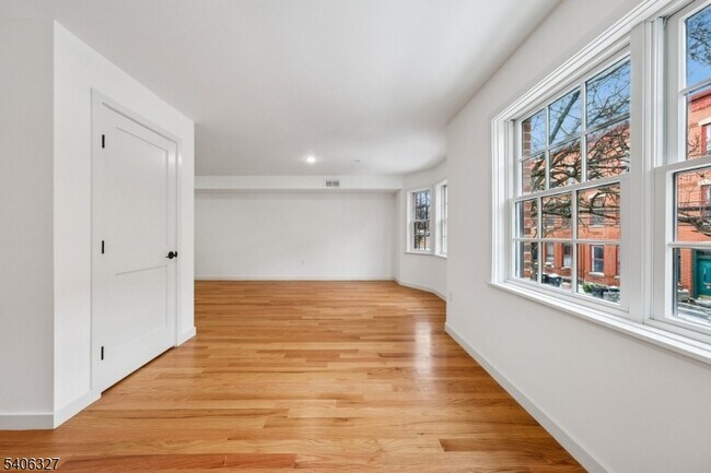 Building Photo - 52 James St
